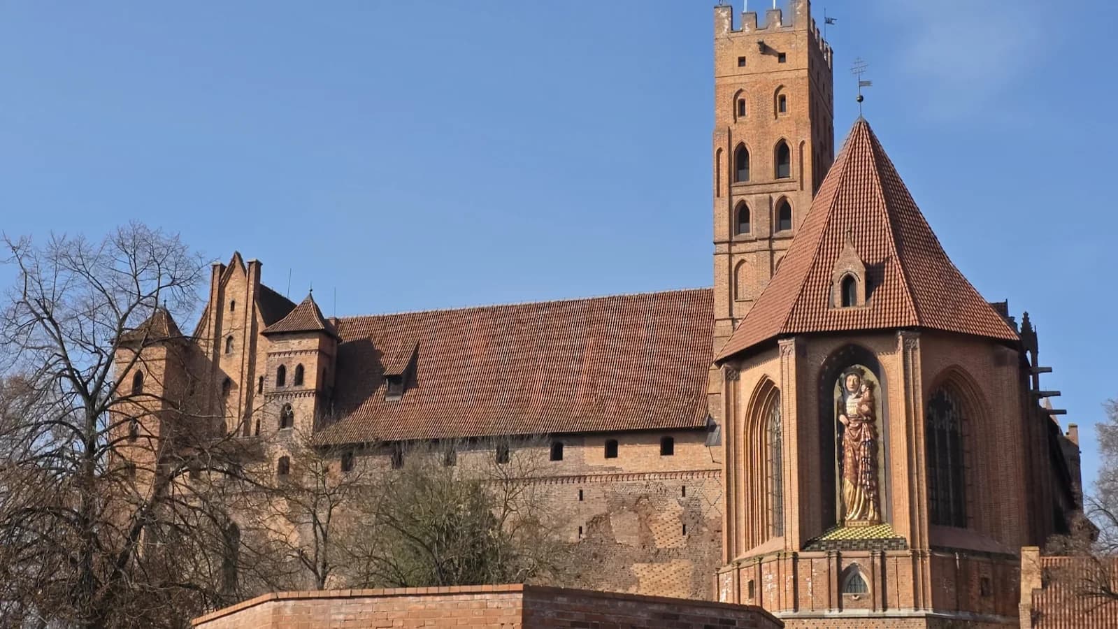Majestic Malbork Castle, the largest castle in the world by land area, home to the Teutonic Order that dominated much of northern Poland around the 13th Century, and a UNESCO site visited during this Essential Poland WWII tour.