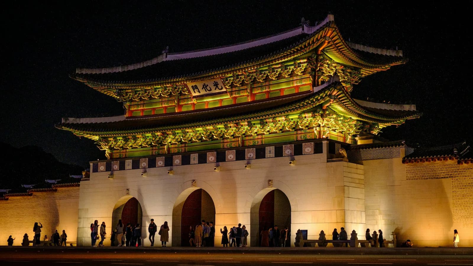 Gyeongbokgung Palace, the largest and most iconic of Seoul’s Joseon Dynasty palaces, illuminated at night as a stunning introduction to Korean royal history on Essential History Expeditions’ Essential Korea tour.