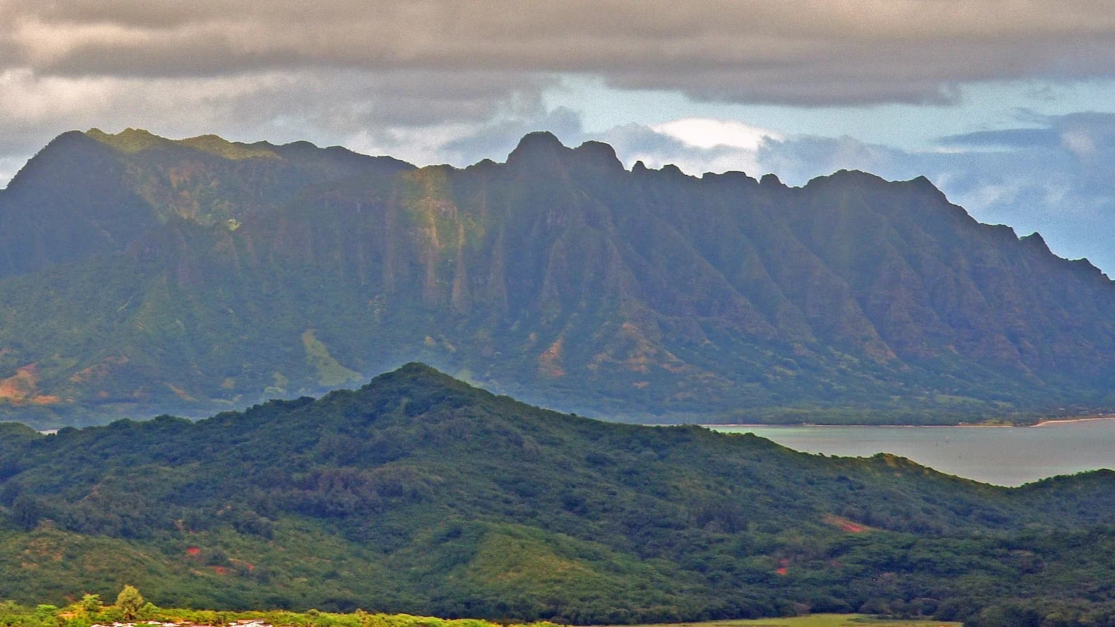 Iconic Diamond Head crater viewed during Essential History Expeditions’ Hawaii history and culture tour on Oahu.