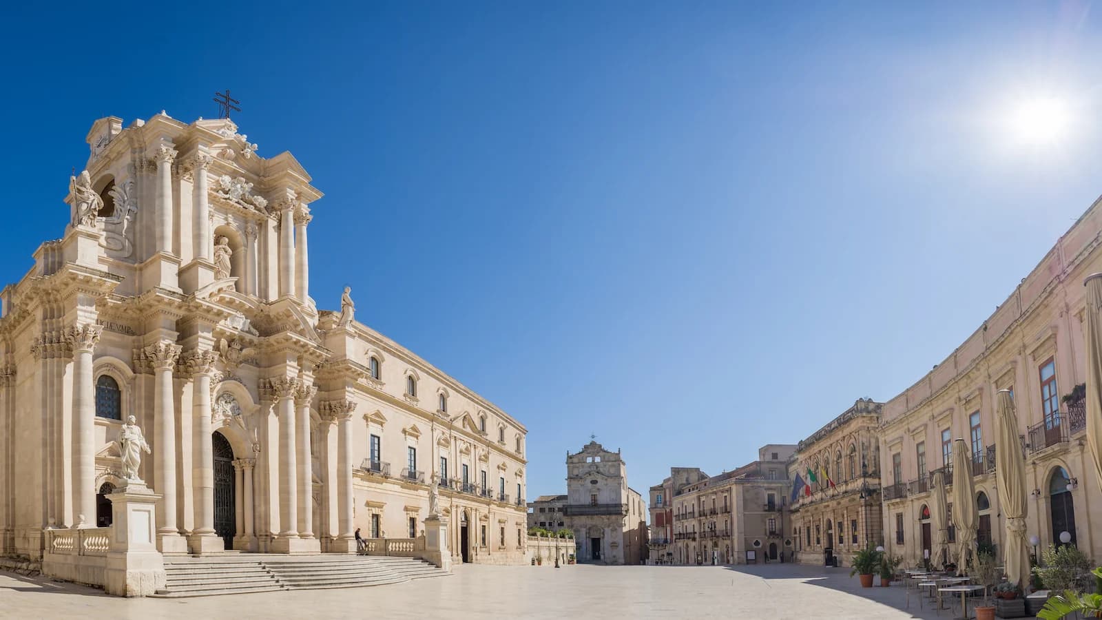 Sunlit Piazza Duomo in Siracusa with the grand Baroque Cathedral of Syracuse on the left. One of Sicily’s most beautiful squares, visited on our Road to Rome: The Liberation of Sicily & Italy in WWII tour.