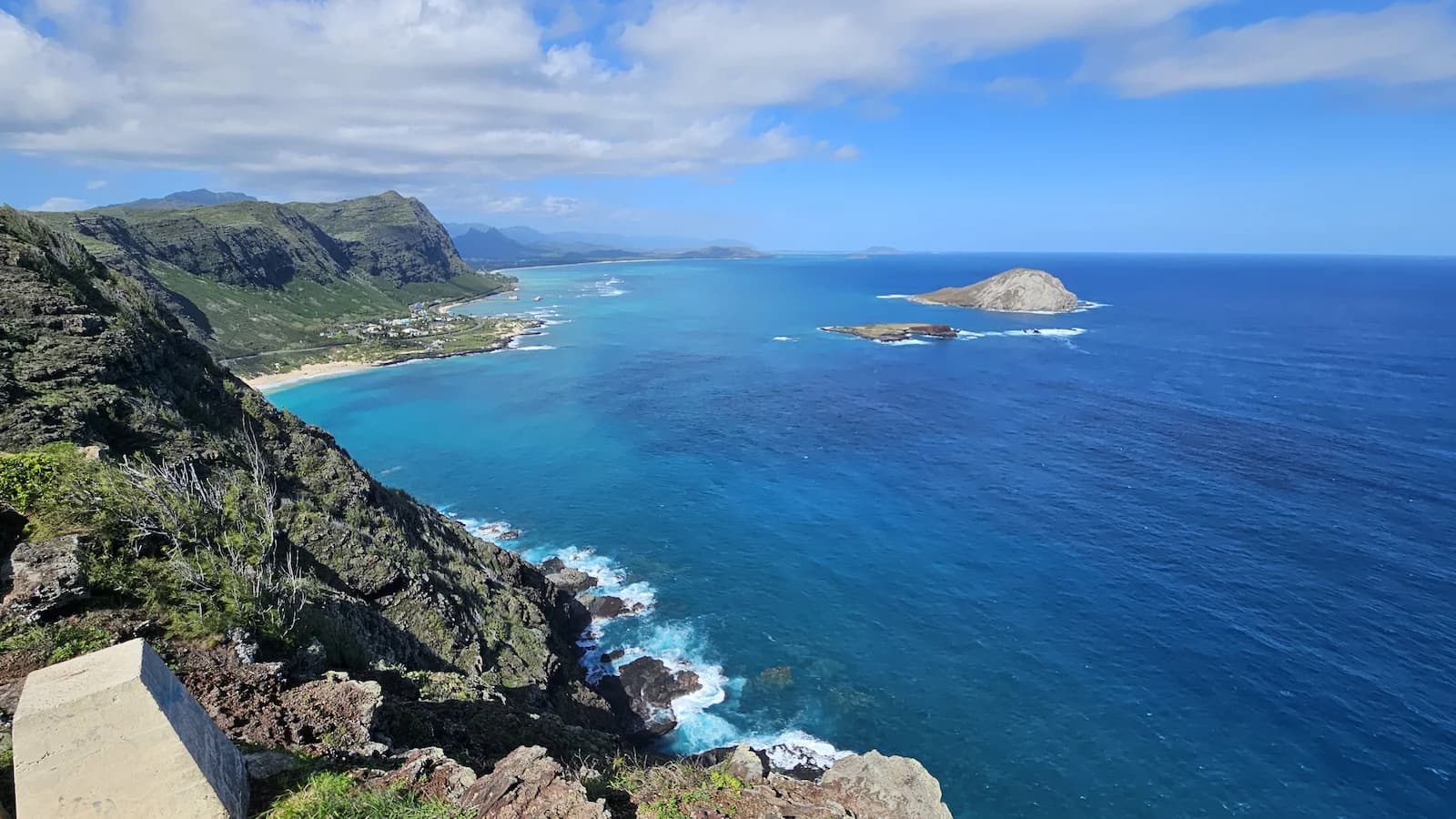 Stunning coastal view from the Makapu’u Lookout near Hanauma Bay during Essential History Expeditions’ Oahu history and culture tour.