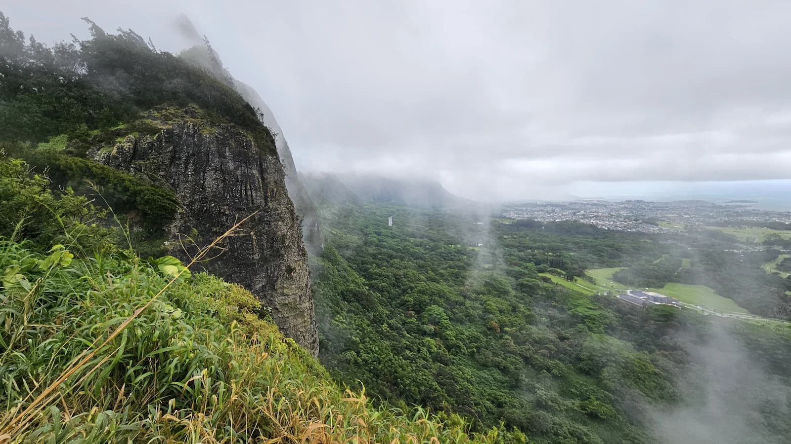 Dramatic Pali Heights overlooking Oahu, site of the 1795 Battle of Nuuanu and key stop on Essential History Expeditions’ Hawaiian history and culture tour.
